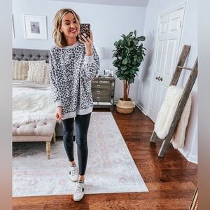 AMERICAN EAGLE Leopard Print Crew Neck Sweater Top in Gray Silver
